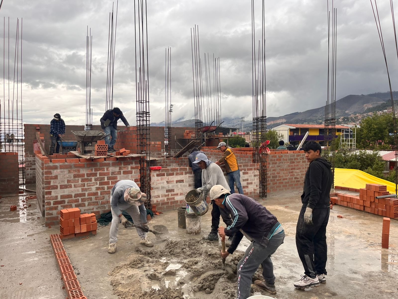 Equipo de obra trabajando en El Sauce II