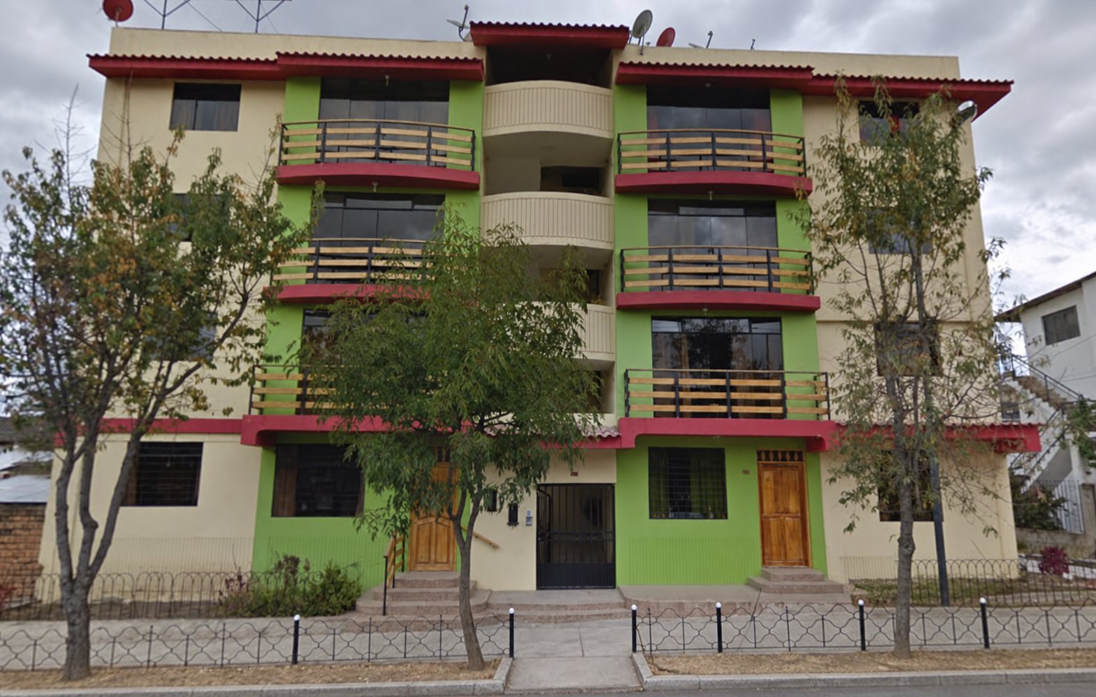 Fachada construida del edificio Guerrero I en Cajamarca